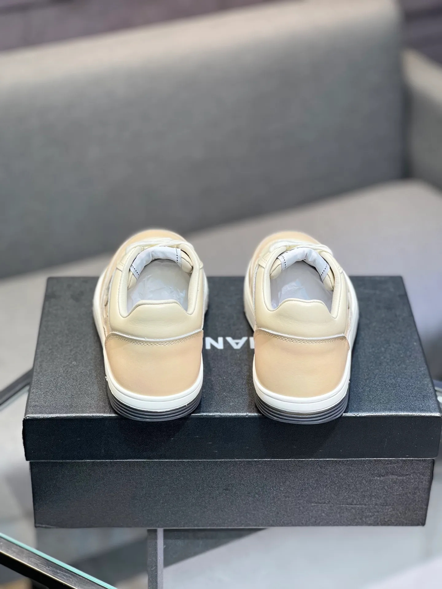 Men's men's shoes 💰660 Exclusive real shot (top version) CHANEL Chanel 2025ss color matching thick-soled casual sports shoes and sneakers. The counter is synchronized. The counter is very popular. A shoe that is very difficult to buy. The most popular thick-soled panda shoes on the Internet. It can be imagined that Xiaoxiang control can't miss it. It has both good looks and comfort. Simple and versatile white shoes. The thick sole increases the height and is super versatile. Close your eyes and wear it. Whoever wears it will look better. Upper: calfskin Lining: imported sheepskin lining Outsole: TPU original outsole Size: 35-44 (customized for women 41 and 40, and 45 for men)